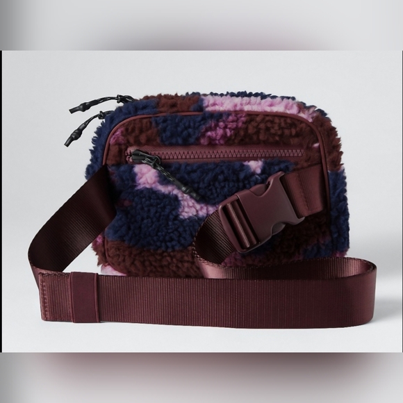 Fabletics Teddy Beltbag - Picture 3 of 6